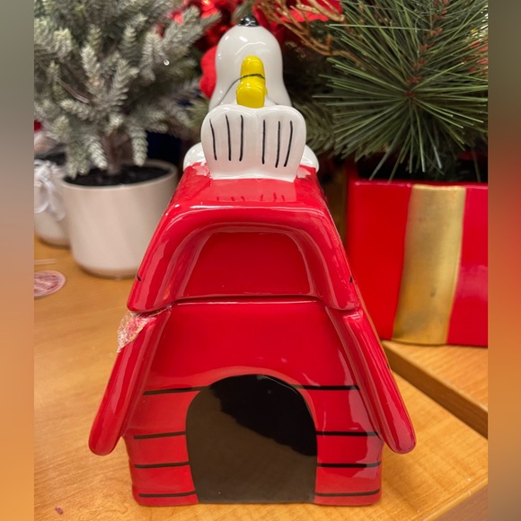 Christmas Snoopy & Woodstock Peanuts Red Doghouse Rae Dunn Cookie Jar NWT - Picture 4 of 10